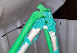 Rám bicykla po vybratí z nádrže, odlakovaný s Wheel Strip 2