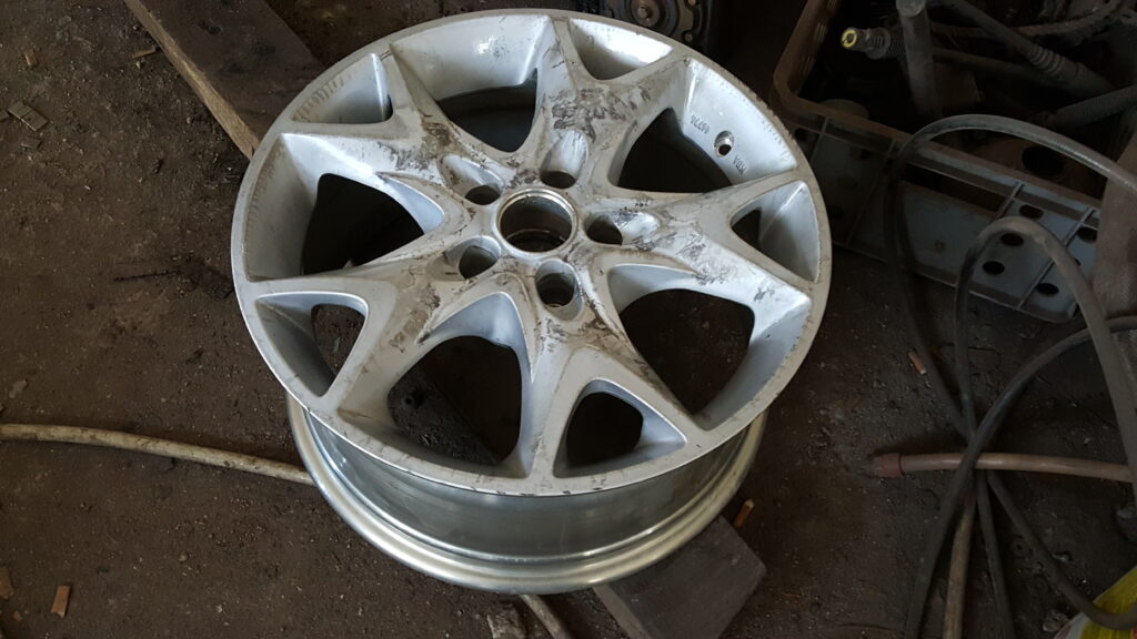 Disk pripravený na lakovanie po chemickom odlakovaní