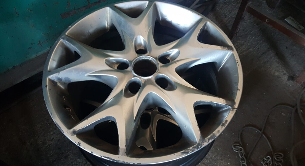 Disk pred chemickým odlakovaním – pôvodný stav s poškodeným lakom