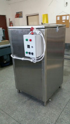 nádrž na chemické odlakovanie diskov s roztokom na odstránenie komaxitu