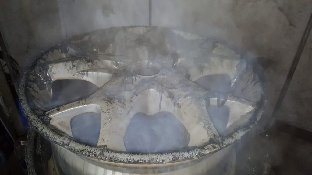 Odlakovaný disk po chemickom odlakovaní– povrch pred opláchnutím