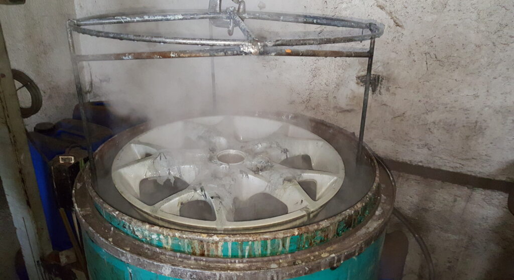 Disk po vybratí z odlakovacej nádrže počas procesu odlakovania